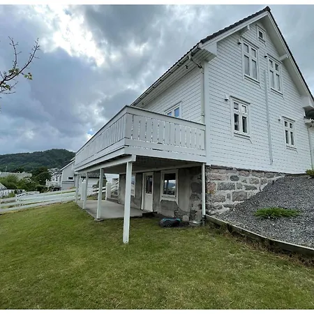 Center - Chateau Kvalheim *