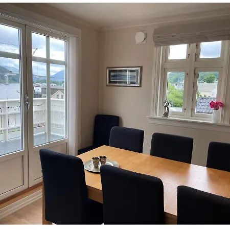 Center - Chateau Kvalheim Holiday home Maloy