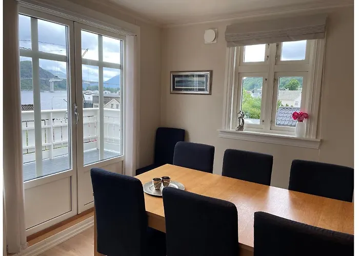 Center - Chateau Kvalheim Casa de Férias Maloy